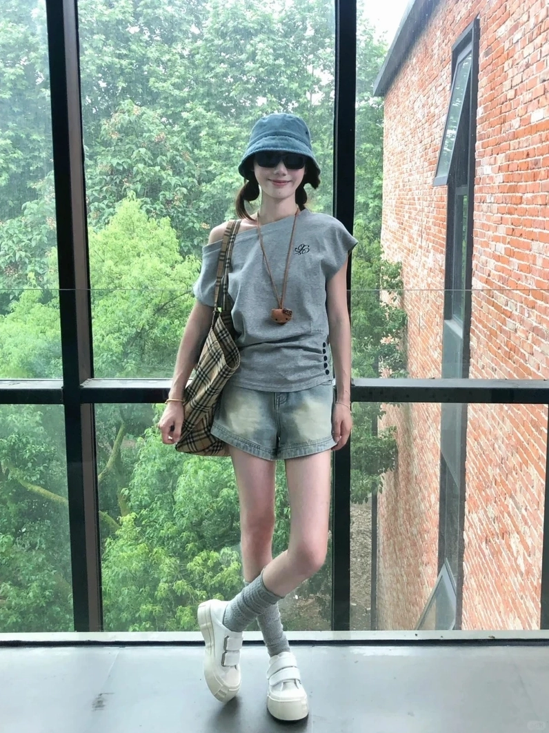 Ảnh gái xinh mặc quần ngắn khoe vẻ năng động và sức sống tự nhiên