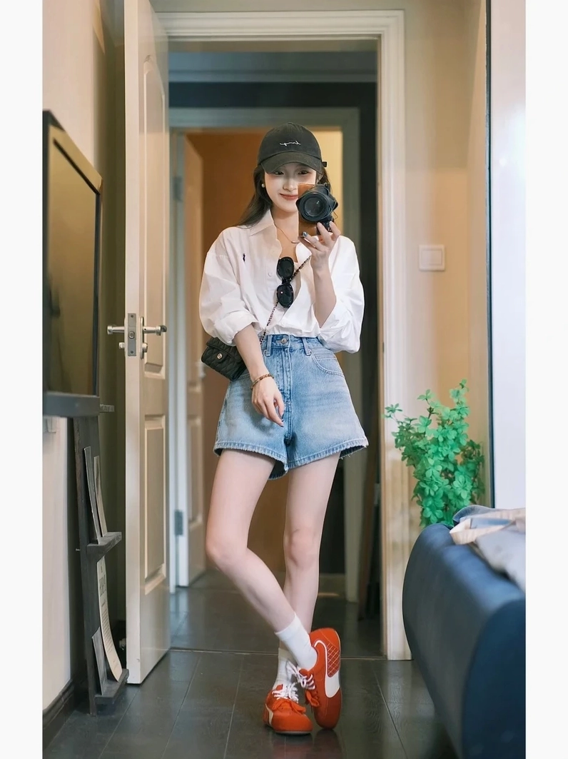 Ảnh gái xinh mặc quần ngắn khoe vóc dáng chuẩn và đôi chân thon gọn