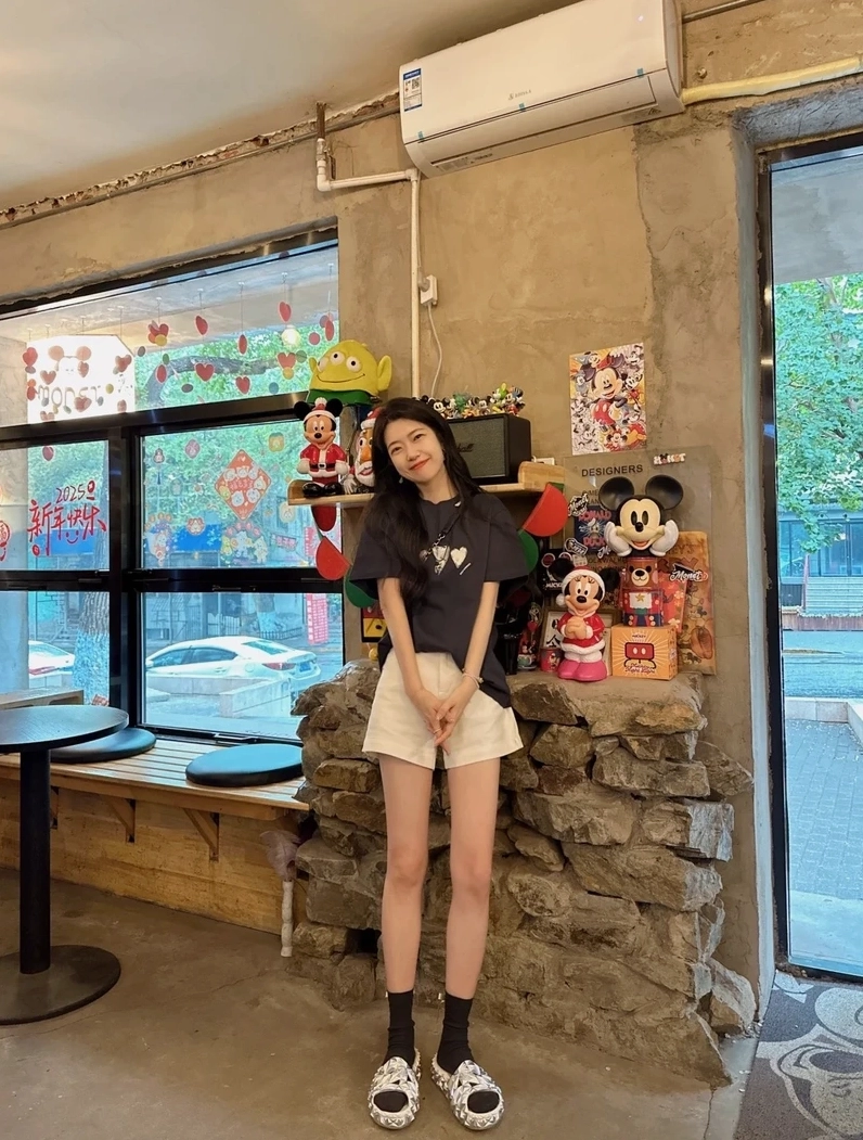 Ảnh gái xinh mặc quần ngắn thể hiện sự trẻ trung và năng động