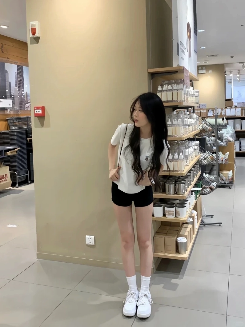 Ảnh gái xinh mặc quần ngắn theo phong cách street style cá tính