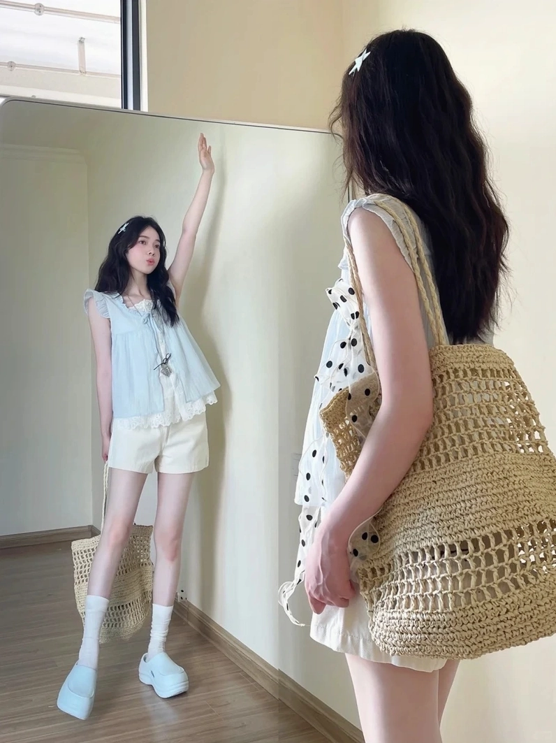 Ảnh gái xinh mặc quần ngắn trong khoảnh khắc đời thường giản dị