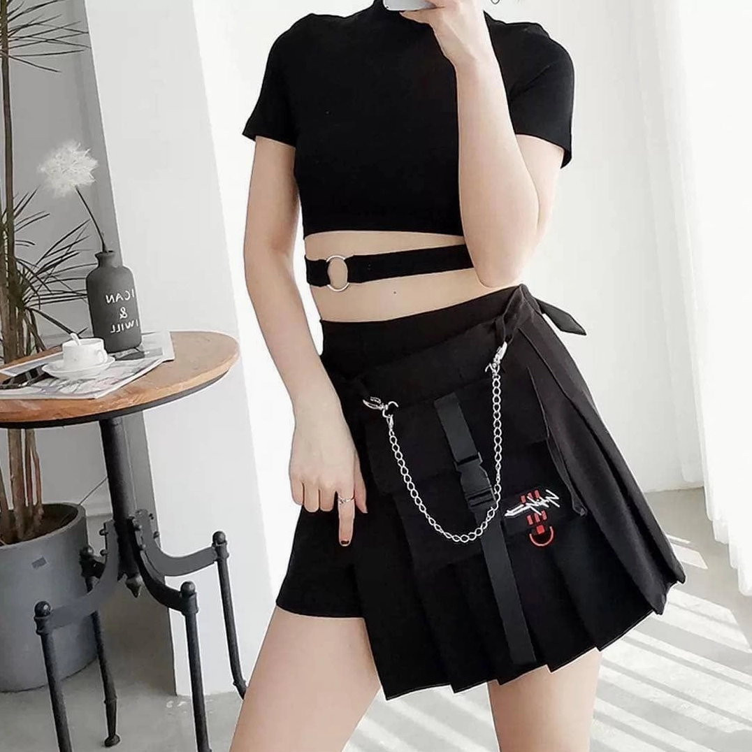 ảnh gái xinh mặc váy ngắn đen khoe dáng