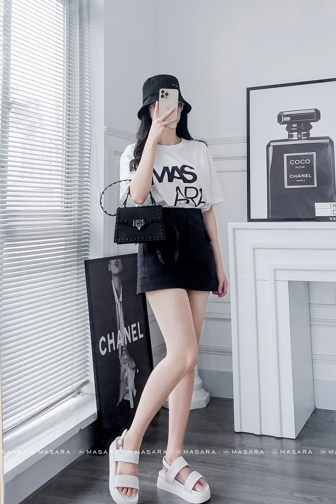 ảnh gái xinh mặc váy ngắn đen phong cách cá tính