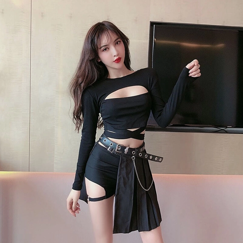 ảnh gái xinh mặc váy ngắn đen phong cách ngầu