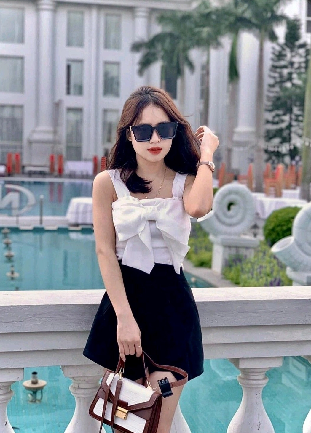 ảnh gái xinh mặc váy ngắn đen sành điệu đeo kính