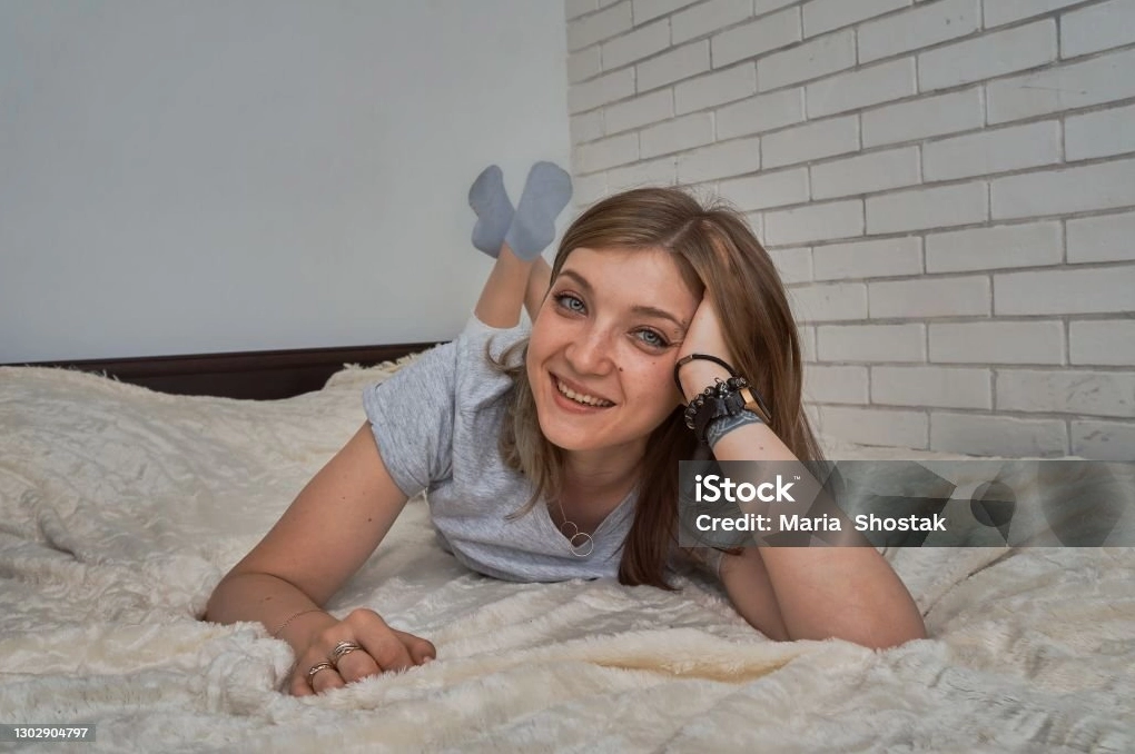 Bộ Sưu Tập Cận Cảnh Ảnh Gái Xinh Nằm Đẹp Nhất Mọi Góc Độ 1 Ảnh gái xinh nằm thư giãn trên giường với vẻ đẹp tinh khôi