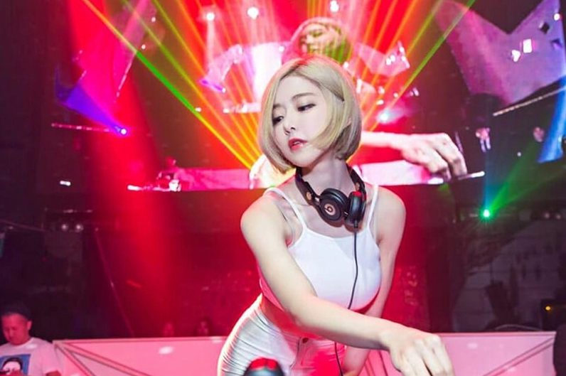 ảnh gái xinh nhảy bar phong cách ngầu với ánh sáng club