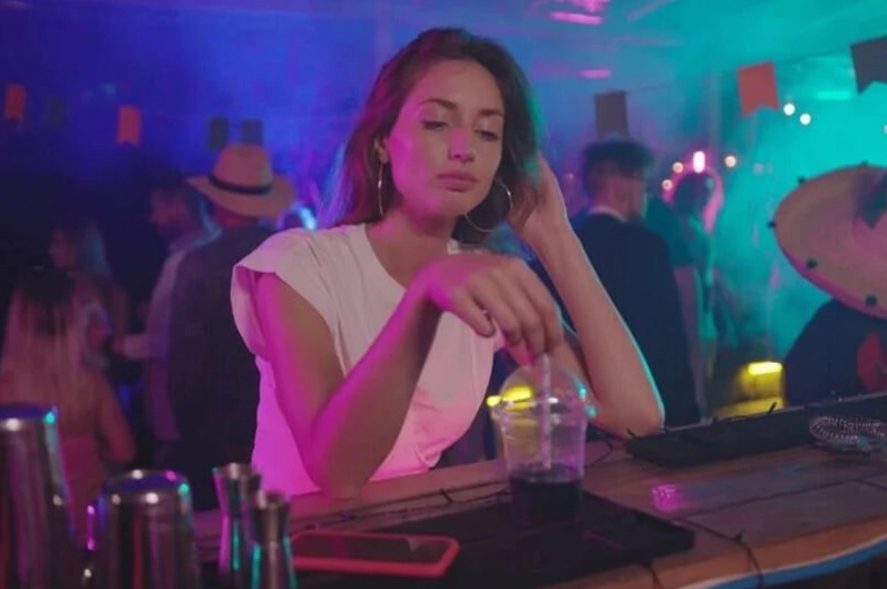 ảnh gái xinh nhảy bar với gương mặt xinh đẹp và đôi mắt hút hồn