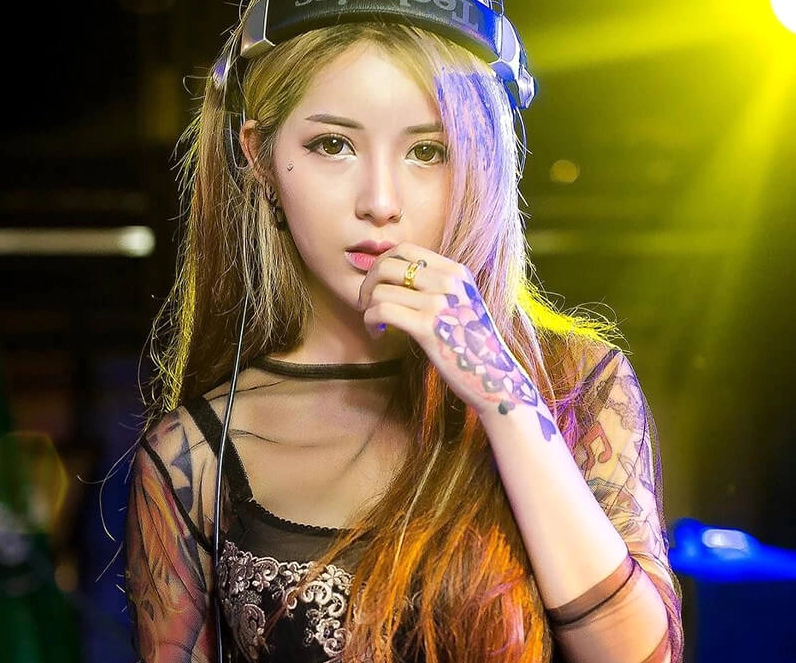 ảnh gái xinh nhảy bar với hình xăm và vẻ đẹp ngọt ngào