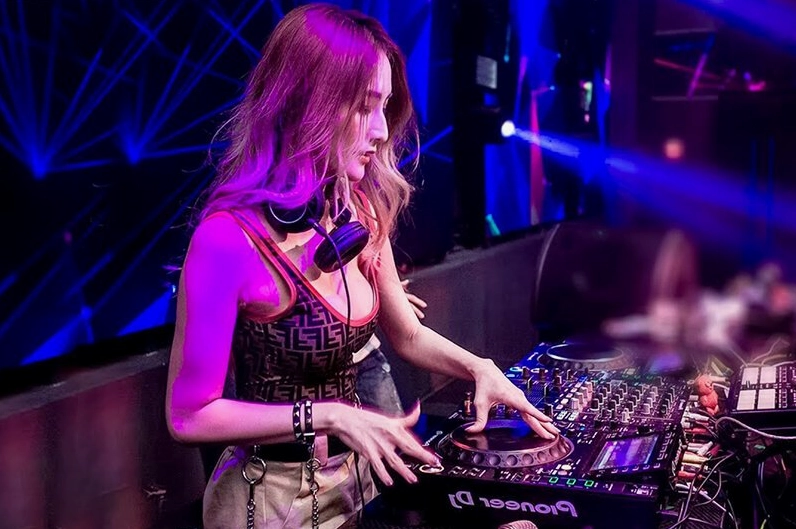 ảnh gái xinh nhảy bar với nụ cười tươi tắn