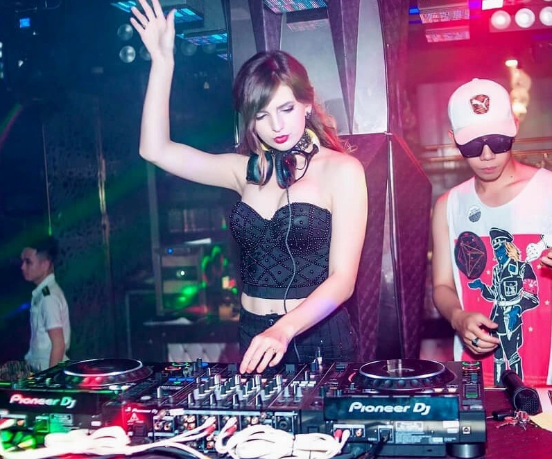 ảnh gái xinh nhảy bar với phong cách cool ngầu và thời thượng