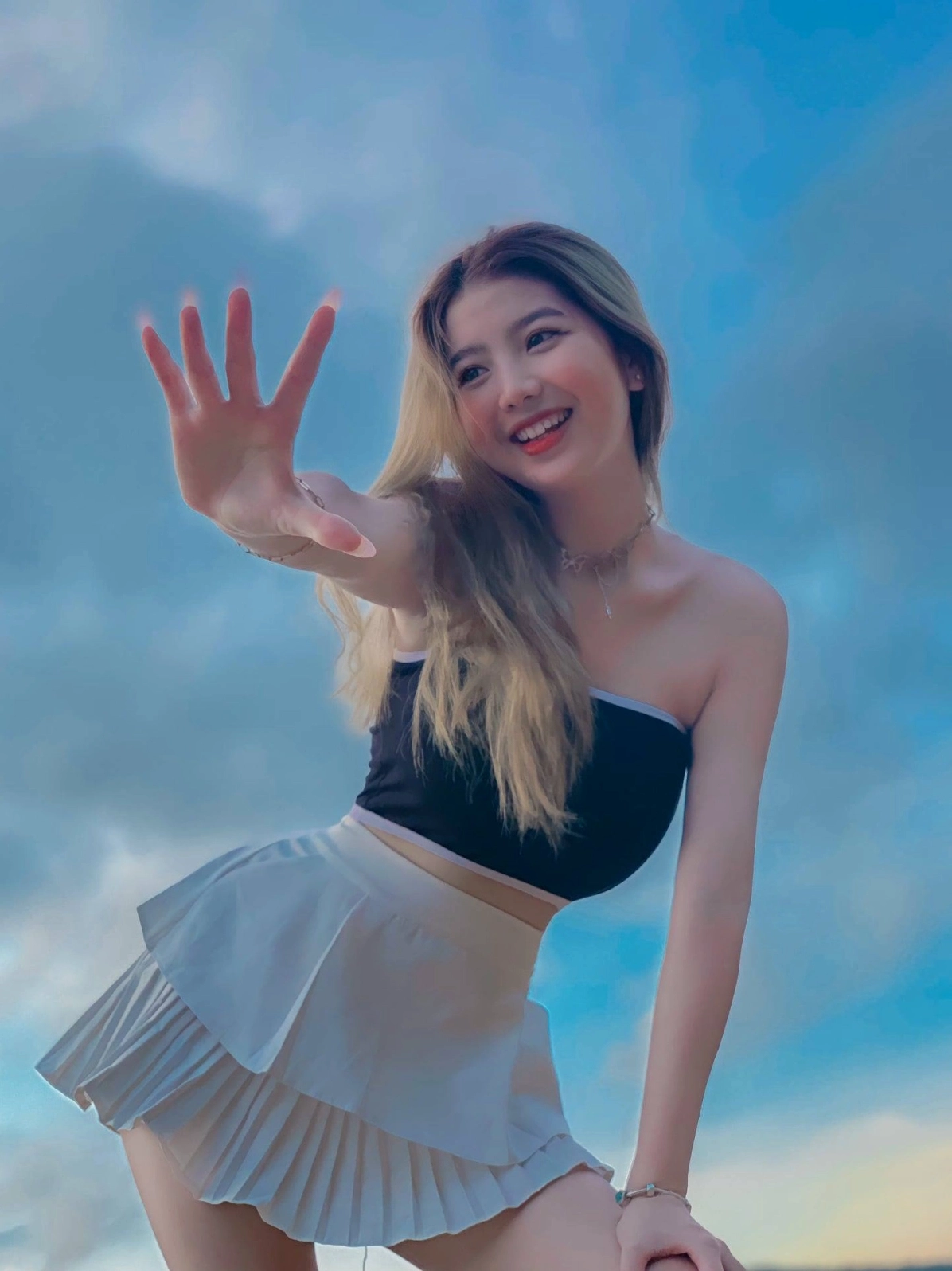 Ảnh gái xinh nhảy trên TikTok với bikini nổi bật giữa thiên nhiên