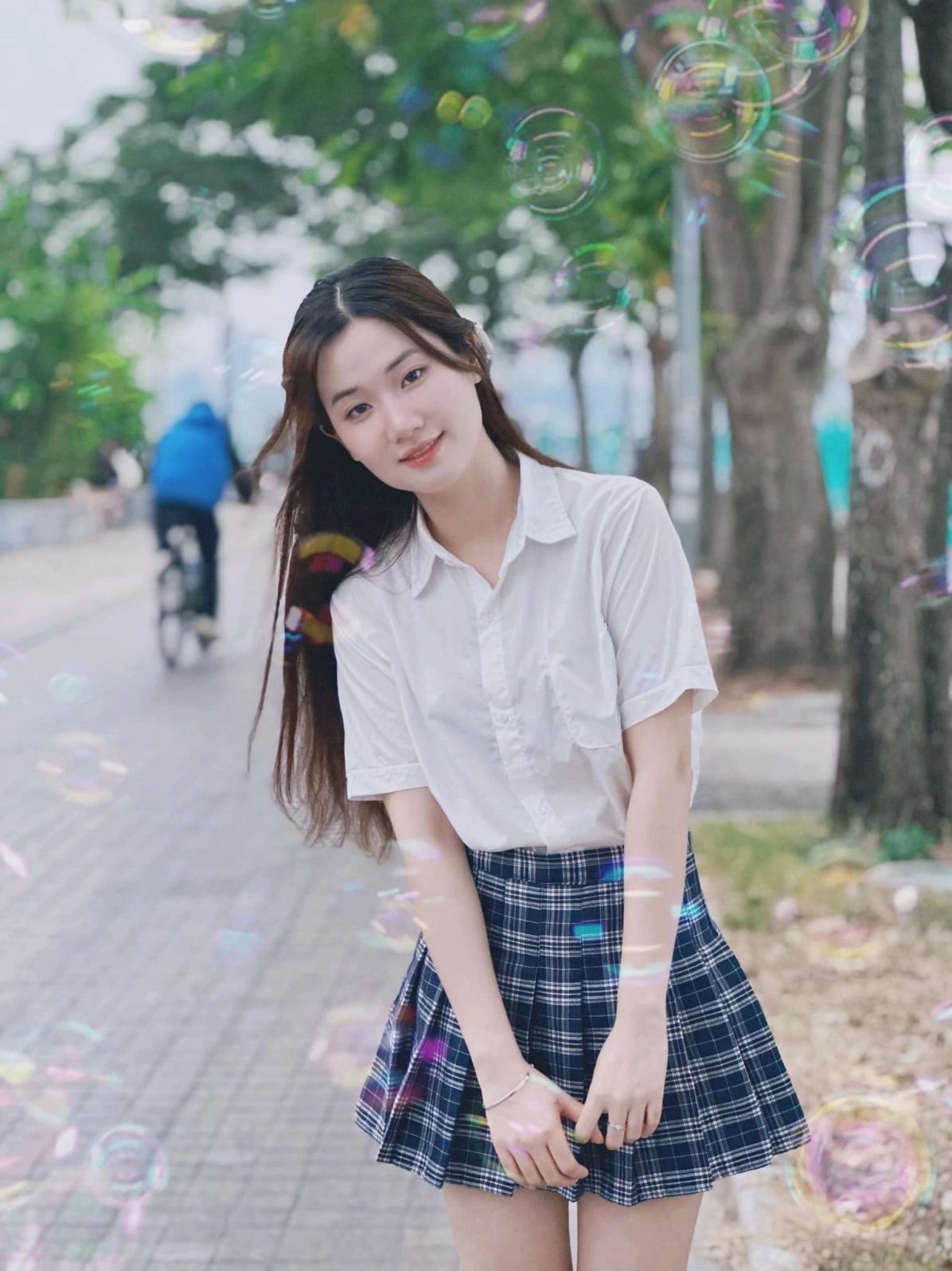 Ảnh gái xinh nhảy trend TikTok với váy ngắn năng động và tự tin