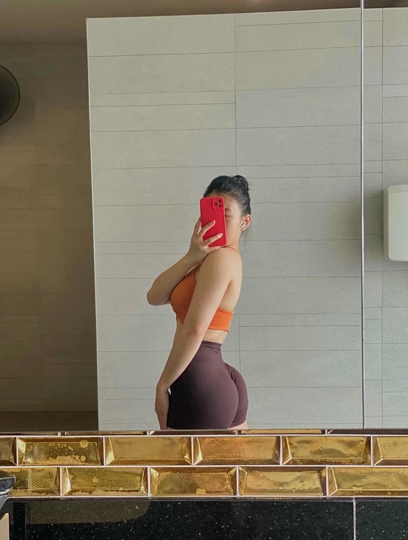 Ảnh gái xinh phòng tập với body cực phẩm và phong cách thời trang gym cuốn hút