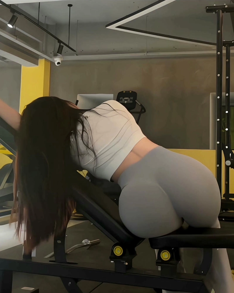 Ảnh gái xinh tập gym khoe cơ bắp săn gọn và khỏe mạnh