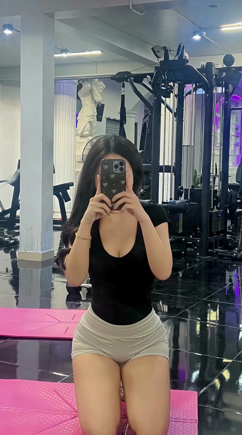 Ảnh gái xinh tập tạ khoe cơ bắp săn chắc