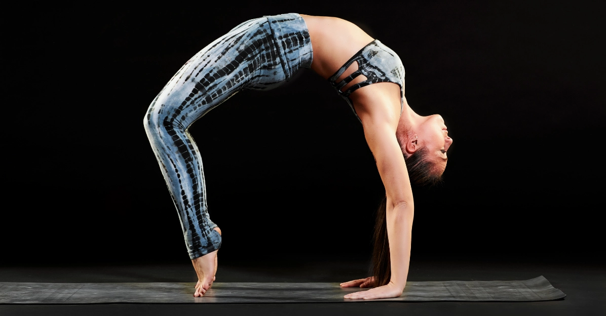 Ảnh gái xinh tập yoga thực hiện tư thế Bánh Xe