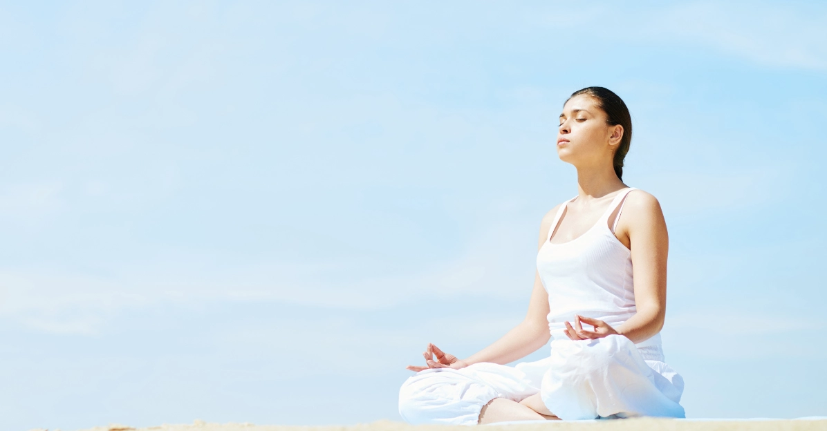 Ảnh gái xinh tập yoga thực hiện tư thế Hơi Thở Đại Dương