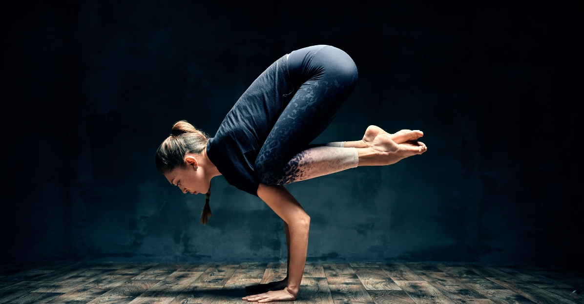 Ảnh gái xinh tập yoga trong tư thế Con Quạ đầy thách thức tại nhà