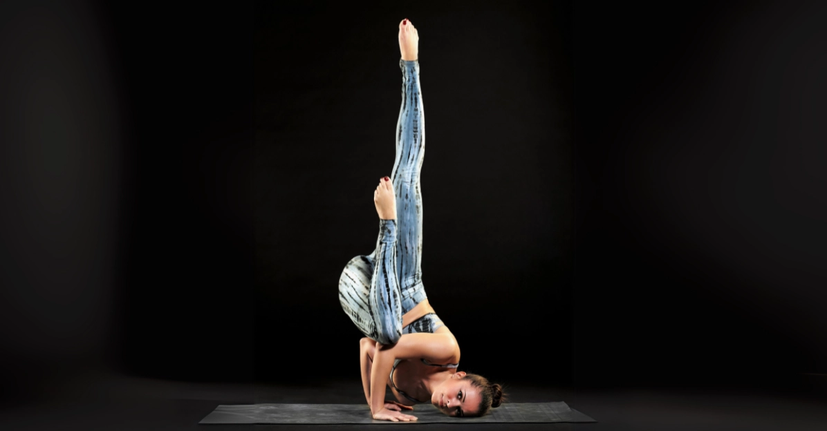 Ảnh gái xinh tập yoga với tư thế Thiên Thần Sa Ngã đòi hỏi sự khéo léo