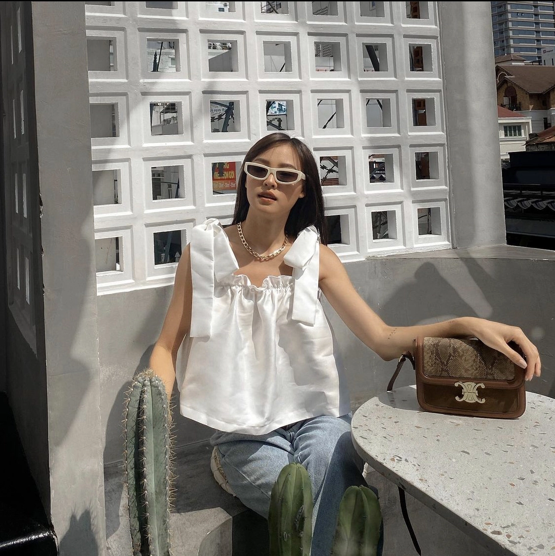 Bộ sưu tập ảnh gái xinh mặc áo hai dây khoe nét quyến rũ hút hồn 13 Ảnh gái xinh trong áo hai dây buộc nơ vai dịu dàng