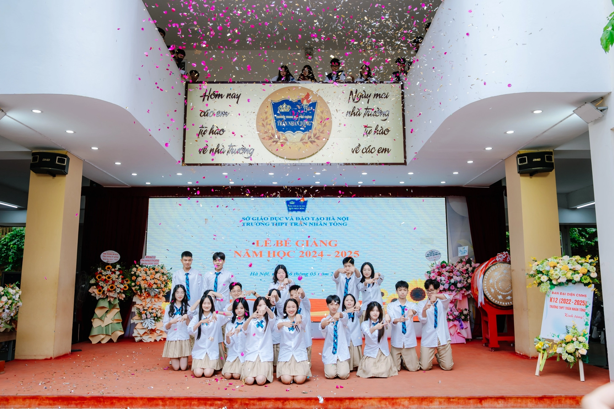 Ảnh gái xinh trung học cá tính trong đồng phục trường