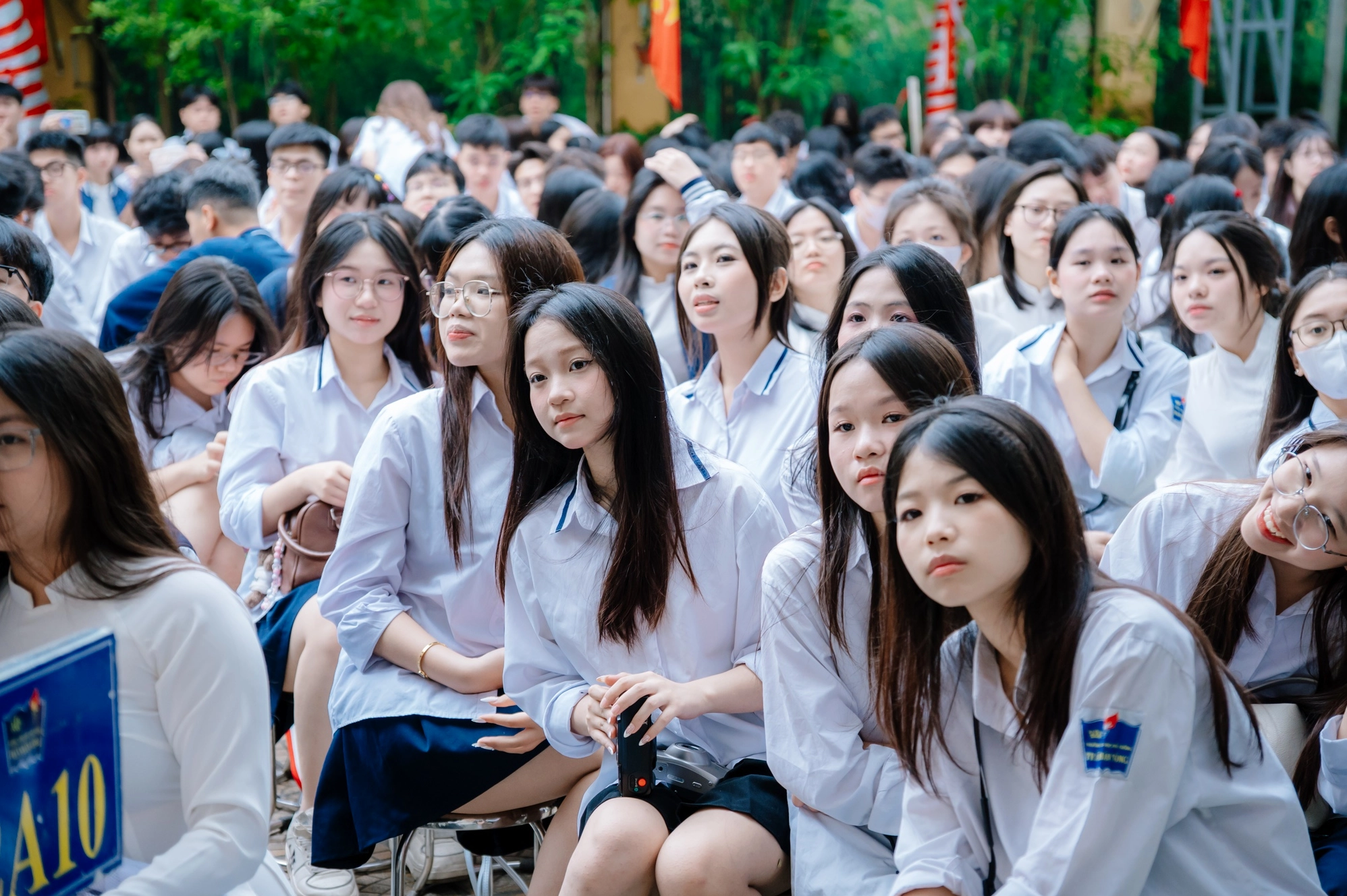 Ảnh gái xinh trung học duyên dáng với tà áo dài trắng tinh khôi