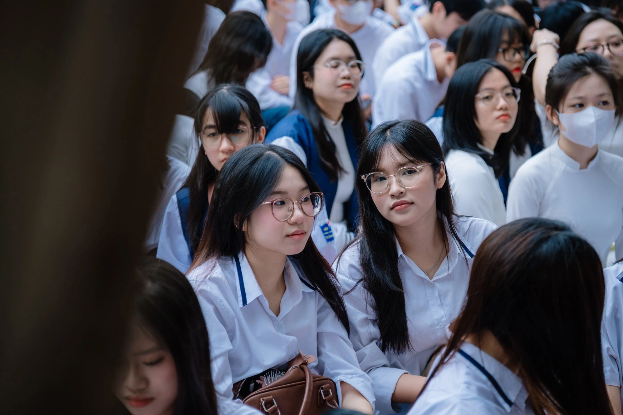 Ảnh gái xinh trung học e ấp với đồng phục nữ sinh