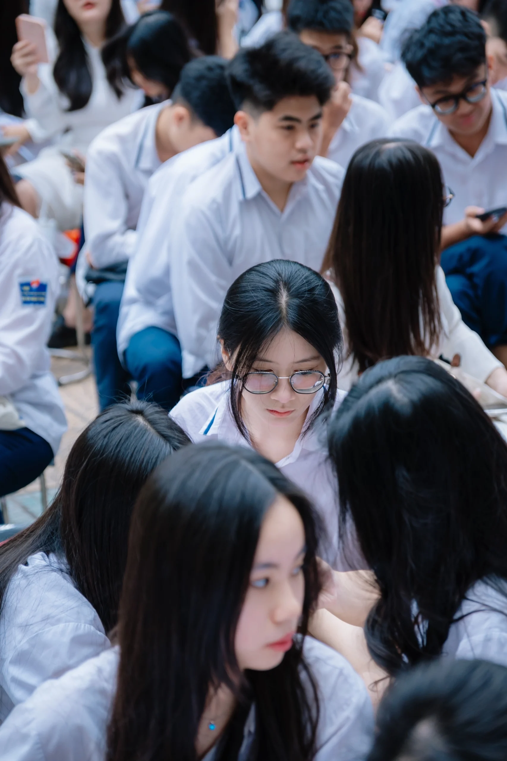 Ảnh gái xinh trung học khoe nụ cười tươi tắn cùng bó hoa