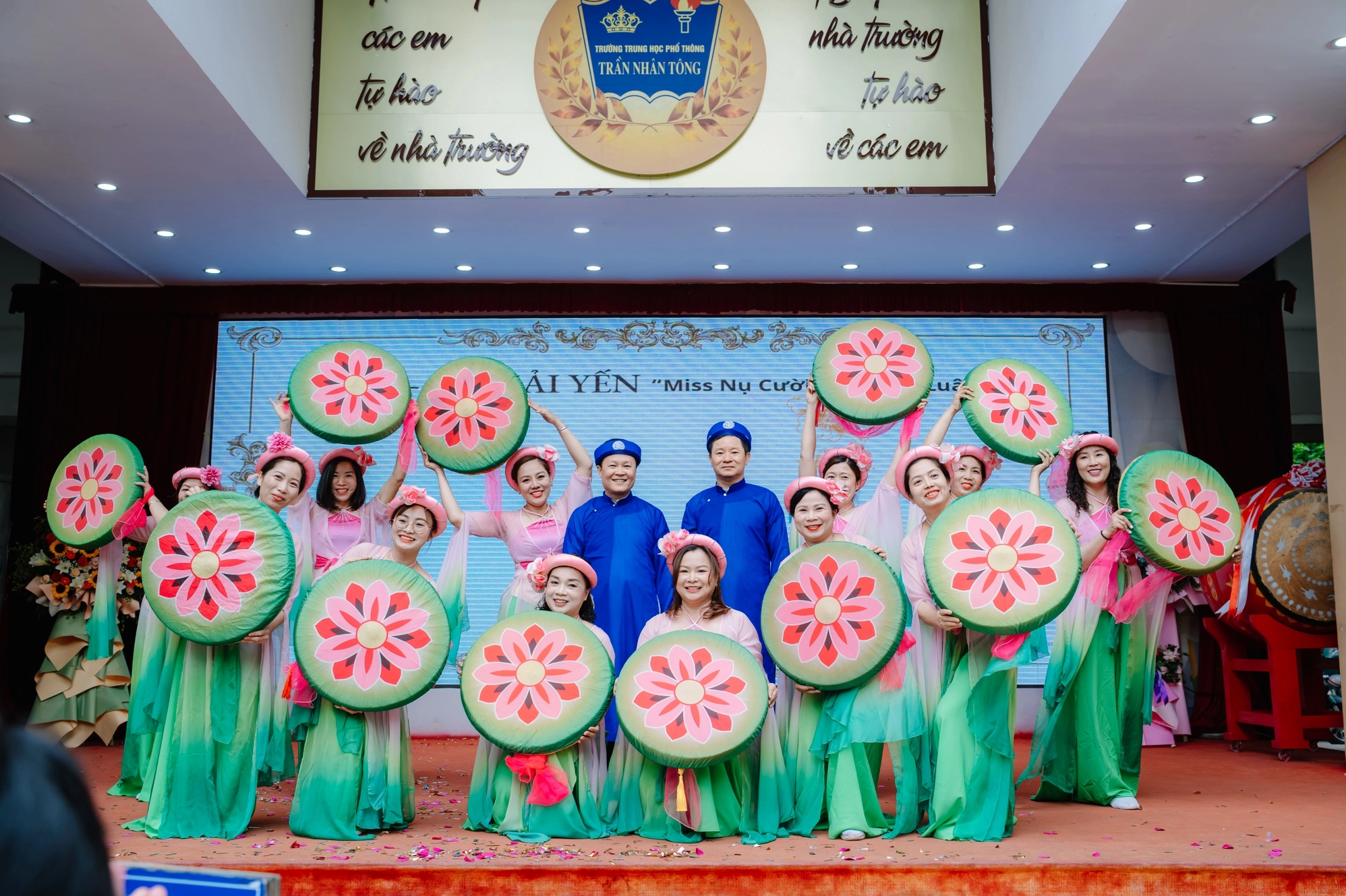 Ảnh gái xinh trung học nữ tính với phong cách nhẹ nhàng