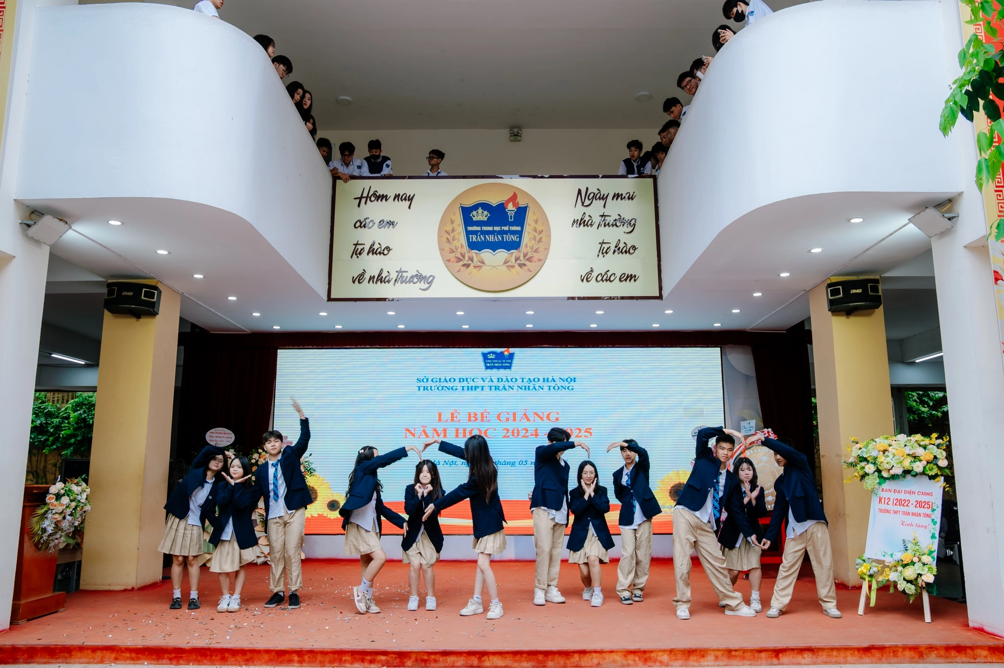 Ảnh gái xinh trung học tóc dài dịu dàng và cuốn hút