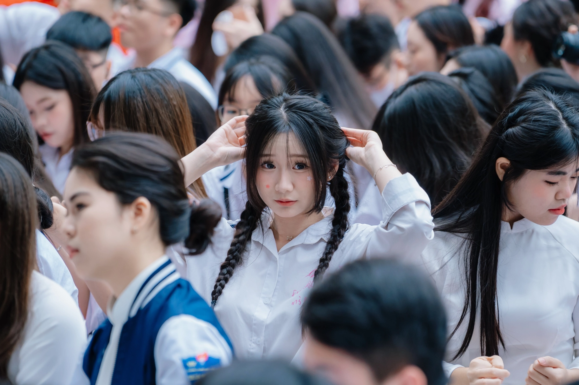 Ảnh gái xinh trung học với nụ cười tự nhiên và mái tóc dài