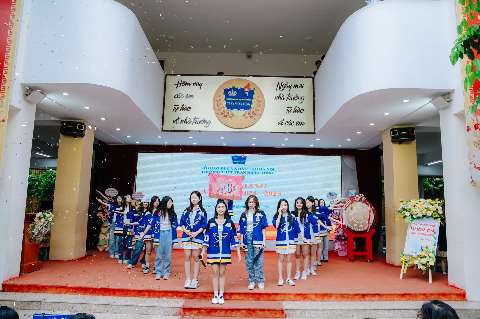 Ảnh gái xinh trung học với vẻ ngoài trong trẻo và thanh thuần