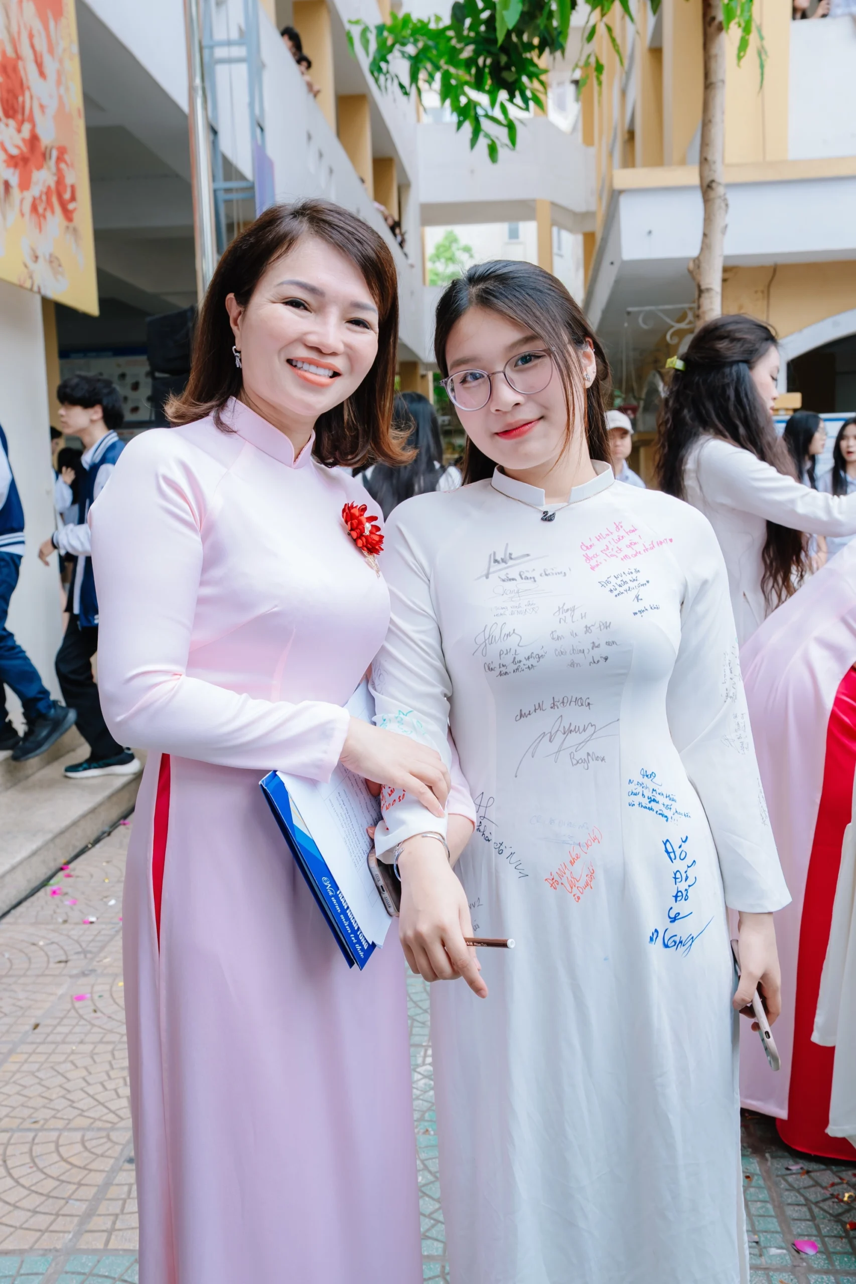 Ảnh gái xinh trung học xinh xắn trong bộ đồng phục học sinh