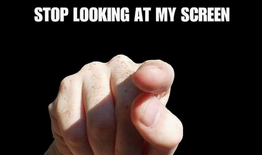 Ảnh hình nền meme người đàn ông hét lên 'cấm nhìn vào màn hình của tôi'