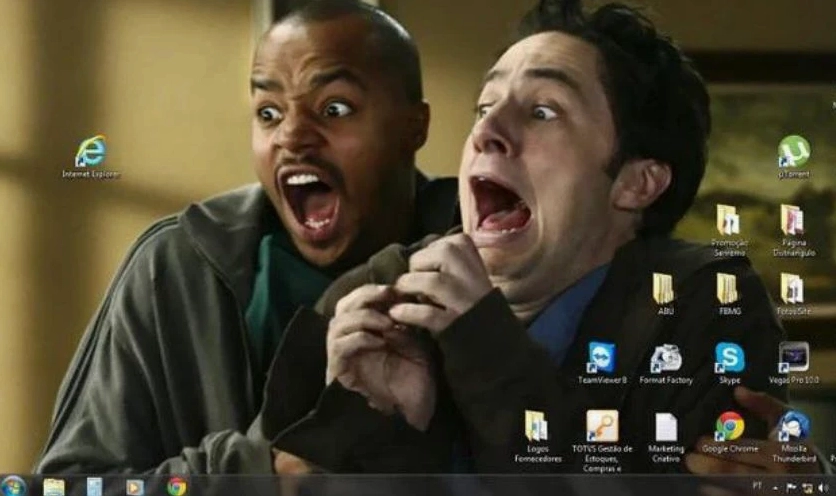 Ảnh hình nền meme với hình ảnh vui nhộn trên máy tính