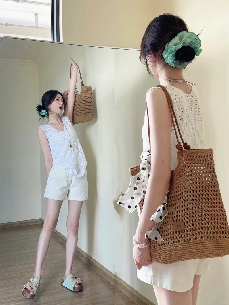 Ảnh hot girl dạo phố quần ngắn nổi bật giữa đám đông