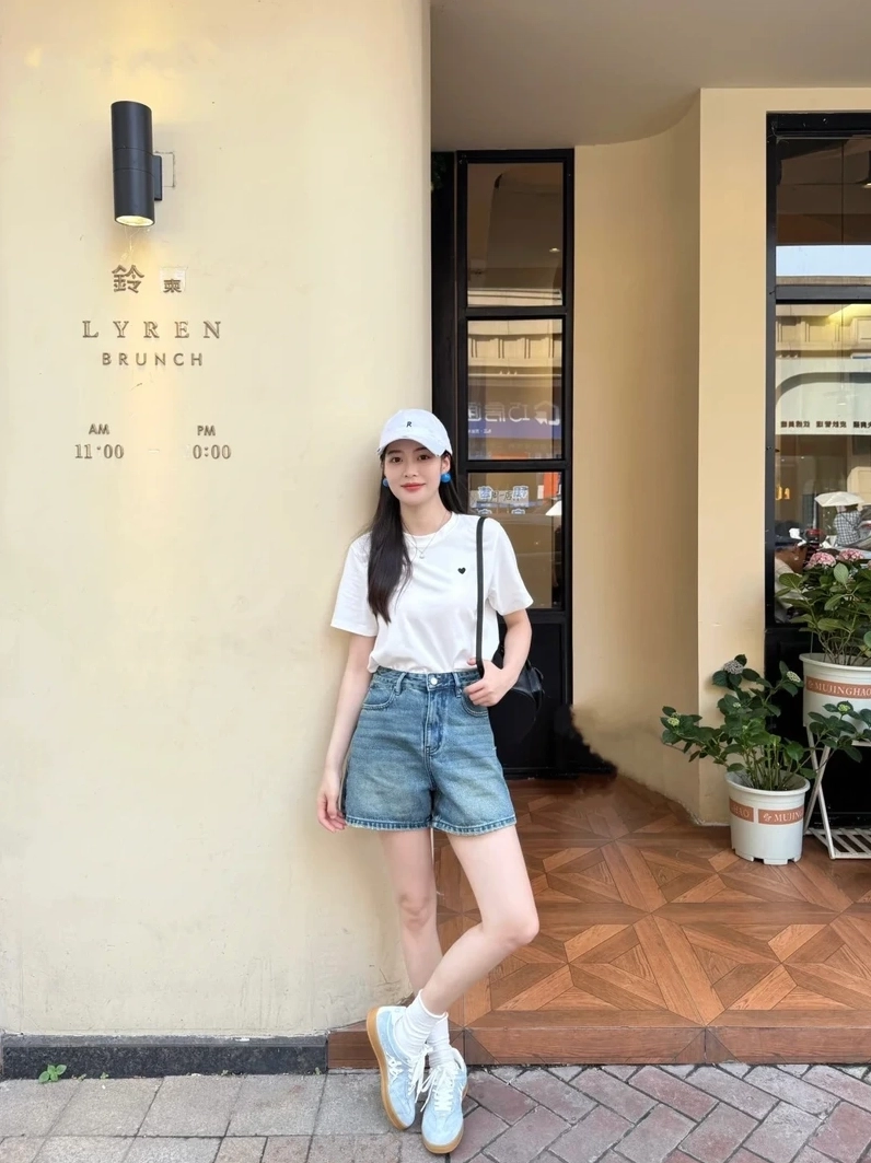 Ảnh hot girl dạo phố quần ngắn rực rỡ và cuốn hút mọi ánh mắt