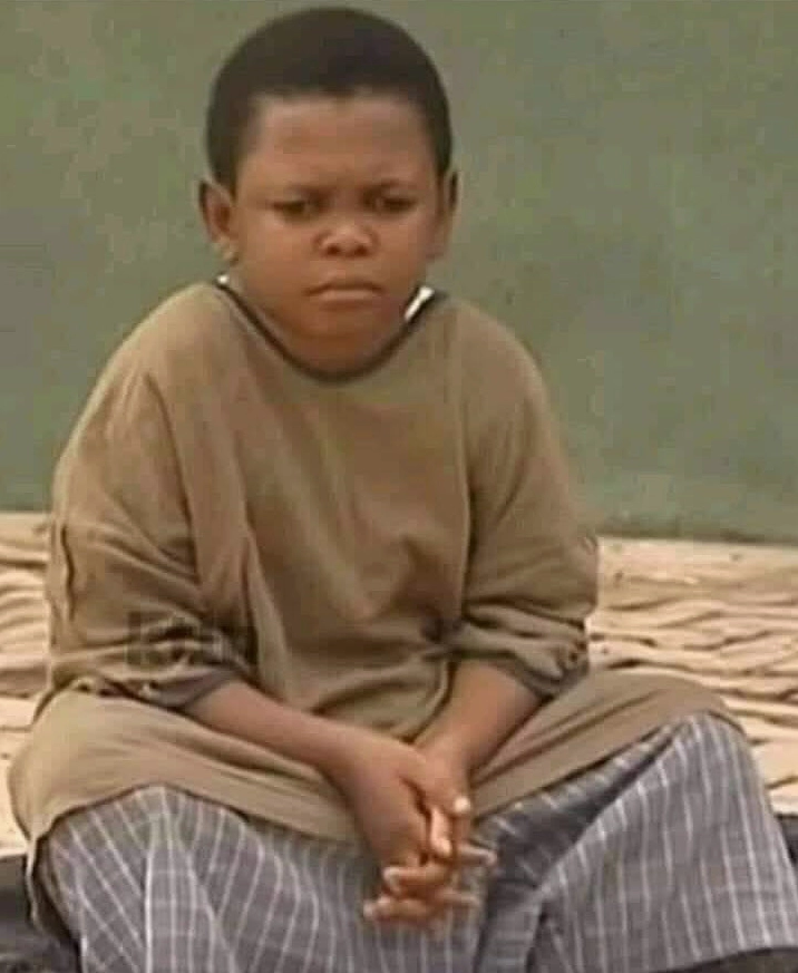 Ảnh meme anh da đen ngồi suy nghĩ trầm tư