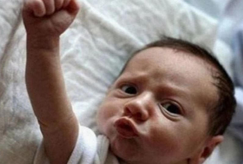 Ảnh meme cố lên em bé với khuôn mặt tươi tắn