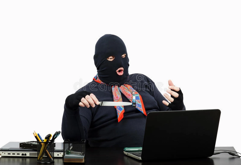 Ảnh meme hacker cầm USB trên lưỡi dao đầy đe dọa