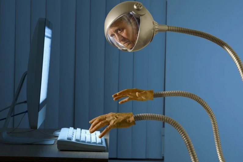 Ảnh meme hacker cổ điển với mã code tràn ngập màn hình