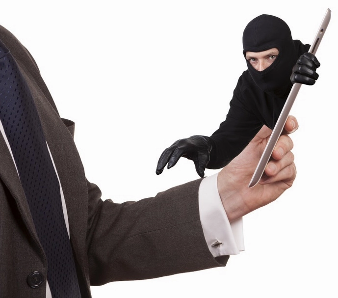 Ảnh meme hacker dùng máy tính bảng, phá vỡ định kiến về hacker