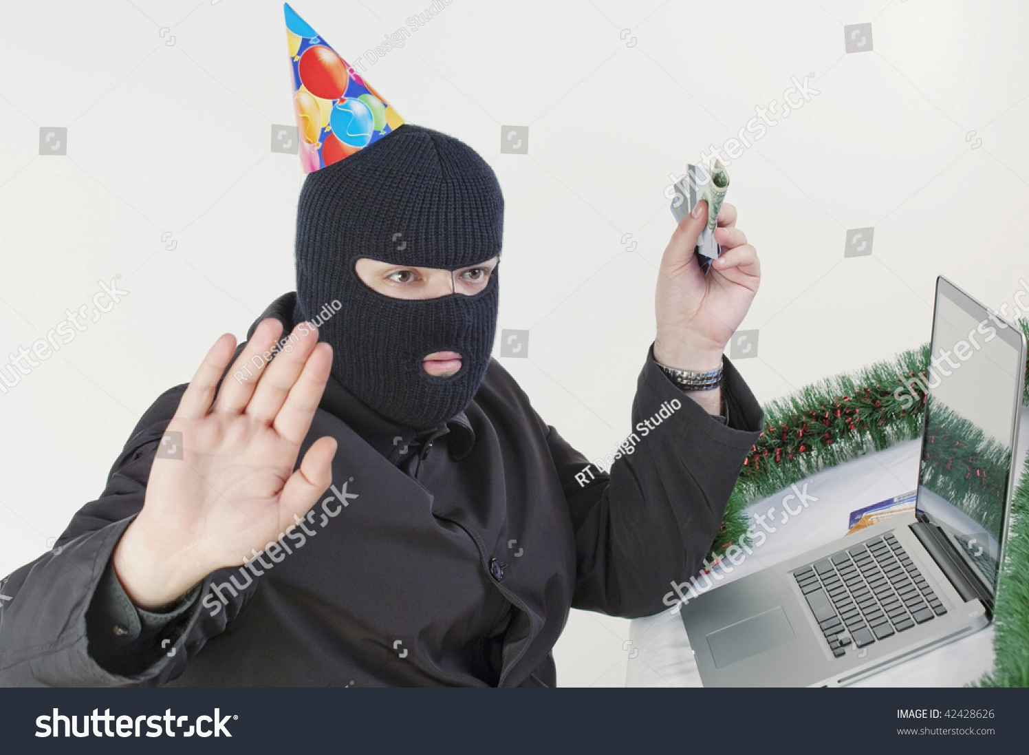 Ảnh meme hacker kinh điển với chiếc áo hoodie trùm kín mặt