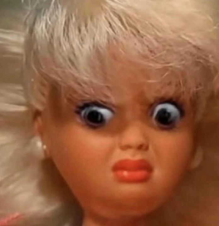 Cận cảnh bộ sưu tập ảnh meme khinh bỉ cười té ghế không thể bỏ qua 6 ảnh meme khinh bỉ hình búp bê nhìn chằm chằm