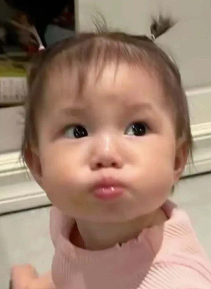 Ảnh meme Pam với nụ cười tinh quái, đầy ẩn ý