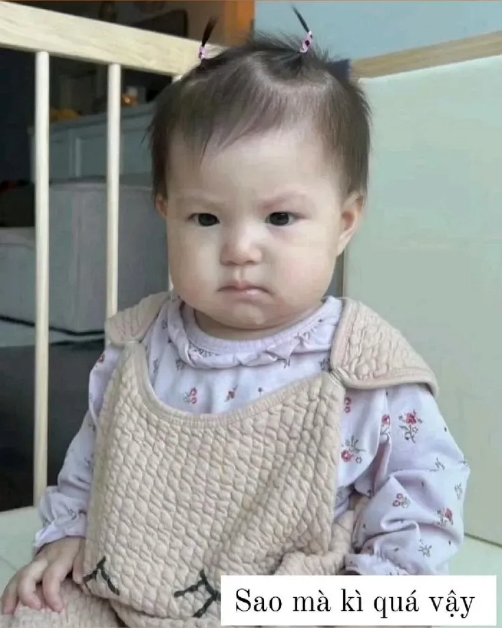 Ảnh meme Pam với vẻ mặt suy tư, đáng yêu