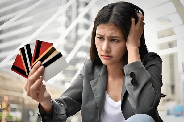 Bộ sưu tập ảnh meme tiền đầy hài hước và những câu chuyện phía sau 10 Ảnh meme tiền thẻ ngân hàng hết tiền