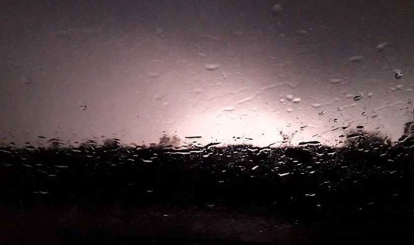 Ảnh nền buồn tâm trạng qua cửa kính ướt đẫm mưa