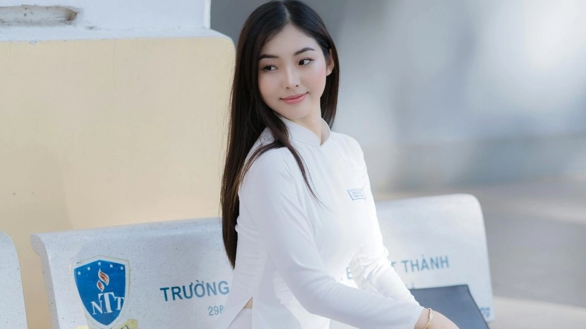 Ảnh nền desktop nữ dịu dàng trong tà áo dài truyền thống